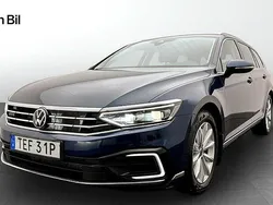 Blå Begagnad 2023 VW Passat Business Kombi | 379 900 kr (Marknadspris)