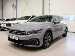 Grå Begagnad 2023 VW Passat GTE Kombi | 374 900 kr (Marknadspris)