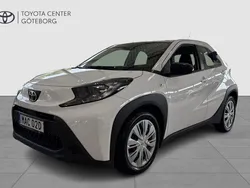 Vit Begagnad 2022 Toyota Aygo Play Halvkombi | 144 900 kr