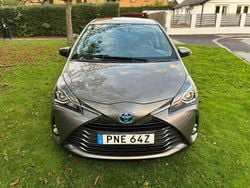 Grå Begagnad 2019 Toyota Yaris Hybrid Halvkombi | 169 000 kr (Bra pris)