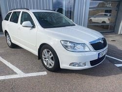 Vit Begagnad 2012 Skoda Octavia Elegance Kombi | 89 000 kr (Marknadspris)