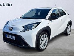 Vit Begagnad 2022 Toyota Aygo Play Halvkombi | 154 900 kr (Marknadspris)