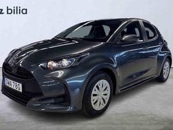 Mörkgrå Begagnad 2025 Toyota Yaris Hybrid Life Halvkombi | 239 900 kr (Bra pris)