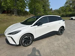 Vit Begagnad 2023 MG MG4 EV Luxury Halvkombi | 249 000 kr