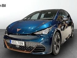 Mörkblå (aurora blue metallic) Begagnad 2024 Cupra Born e-Boost Halvkombi | 374 900 kr (Dyr)