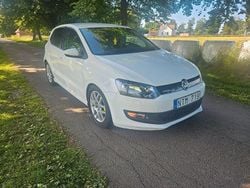 Vit Begagnad 2011 VW Polo Halvkombi | 64 999 kr (Marknadspris)