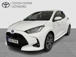 Vit Begagnad 2022 Toyota Yaris Hybrid Active Halvkombi | 224 900 kr (Marknadspris)
