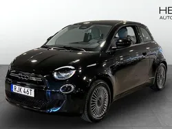 Svart (black) Begagnad 2022 Fiat 500e Icon Halvkombi | 194 900 kr (Marknadspris)