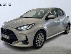 Silver Begagnad 2022 Toyota Yaris Hybrid Edition Halvkombi | 234 900 kr (Marknadspris)