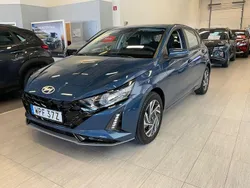 Blå Ny 2024 Hyundai i20 Essential Halvkombi | 248 000 kr (Dyr)