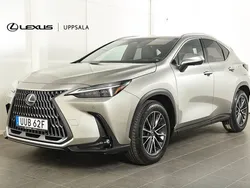 Ljusgrå Begagnad 2023 Lexus NX450h+ Executive Line SUV | 619 900 kr (Marknadspris)