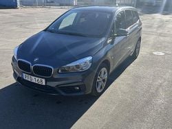 Grå Begagnad 2017 BMW 218 Gran Tourer Sport Line Minibuss | 130 000 kr (Marknadspris)