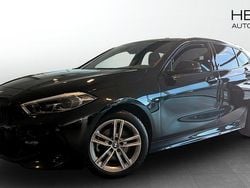 Svart (black) Begagnad 2022 BMW 118 M Sport Halvkombi | 298 700 kr (Dyr)