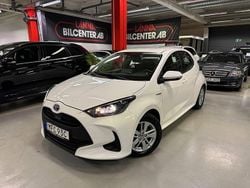 Vit Begagnad 2021 Toyota Yaris Hybrid Active Halvkombi | 189 000 kr (Marknadspris)