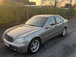 Silver Begagnad 2004 Mercedes C180 Sedan | 49 900 kr (Marknadspris)