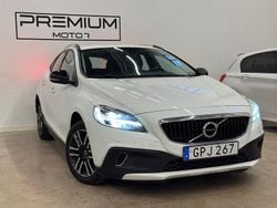 Vit Begagnad 2018 Volvo V40 CC Momentum Kombi | 174 900 kr (Marknadspris)