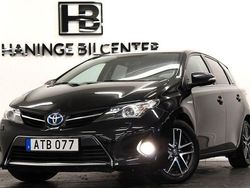 Svart Begagnad 2015 Toyota Auris Hybrid Edition Halvkombi | 134 900 kr (Marknadspris)