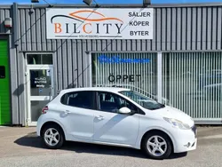 Vit Begagnad 2013 Peugeot 208 Halvkombi | 48 900 kr (Marknadspris)