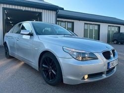 Ljusgrå Begagnad 2003 BMW 520 Sedan | 47 900 kr (Marknadspris)