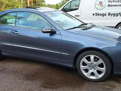 Blå Begagnad 2003 Mercedes CLK240 Elegance Sportkupé | 115 000 kr (Lite dyr)