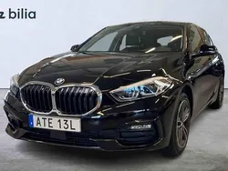 Svart Begagnad 2022 BMW 118 Sport Line Halvkombi | 254 000 kr (Marknadspris)