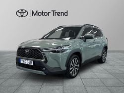 Grön Begagnad 2025 Toyota Corolla Cross Style SUV | 379 900 kr (Marknadspris)