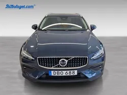 Blå Begagnad 2023 Volvo V60 CC Plus Kombi | 445 900 kr (Marknadspris)