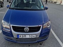 Blå Begagnad 2010 VW Touran Trendline Minibuss | 29 000 kr (Marknadspris)