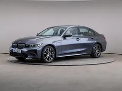 Grå (mineralgrå) Begagnad 2021 BMW 330e Sedan | 305 000 kr (Superpris)