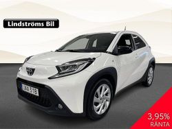 Vit Begagnad 2022 Toyota Aygo X X-play SUV | 159 500 kr (Marknadspris)