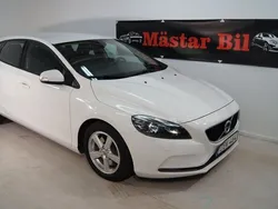 Vit Begagnad 2018 Volvo V40 Kinetic Kombi | 179 000 kr (Marknadspris)
