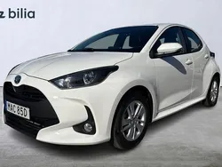 Vit Begagnad 2023 Toyota Yaris Hybrid Active Halvkombi | 234 900 kr (Marknadspris)