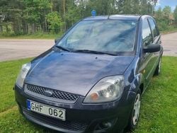 Grå Begagnad 2008 Ford Fiesta Halvkombi | 25 000 kr (Marknadspris)