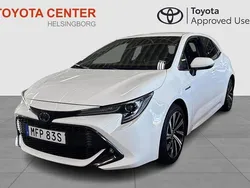 Vit Begagnad 2020 Toyota Corolla Hybrid Style Halvkombi | 229 900 kr (Marknadspris)