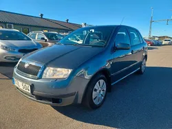 Mörkgrå (grå) Begagnad 2004 Skoda Fabia Halvkombi | 29 900 kr (Marknadspris)
