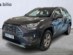 Mörkgrå (grå) Begagnad 2024 Toyota RAV4 Hybrid Active SUV | 389 900 kr (Bra pris)