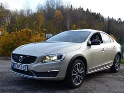 Ljusbrun (luminous sand metallic) Begagnad 2017 Volvo S60 CC Summum Sedan | 179 800 kr