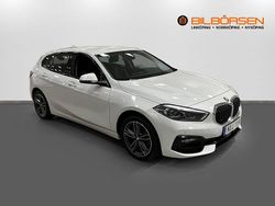 Vit Begagnad 2021 BMW 118 Sport Line Halvkombi | 209 900 kr (Marknadspris)