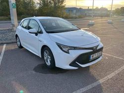 Vit Begagnad 2020 Toyota Corolla Hybrid Active Halvkombi | 199 900 kr (Marknadspris)