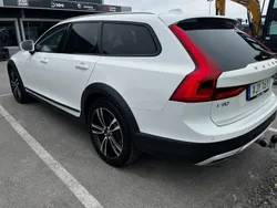 Vit Begagnad 2019 Volvo V90 CC Momentum Kombi | 205 000 kr (Marknadspris)