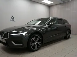 Grå Begagnad 2022 Volvo V60 Inscription Kombi | 349 900 kr (Marknadspris)