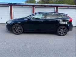 Svart Begagnad 2016 Volvo V40 Momentum Kombi | 138 000 kr (Marknadspris)