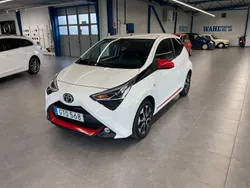 Vit Begagnad 2018 Toyota Aygo X-play Halvkombi | 109 900 kr (Marknadspris)