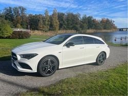 Vit Begagnad 2021 Mercedes CLA250e Shooting Brake AMG Kombi | 289 000 kr (Marknadspris)