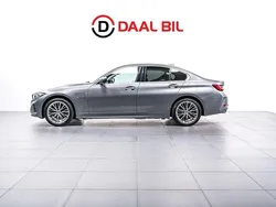 Grå Begagnad 2023 BMW 330e Sport Line Sedan | 369 700 kr (Marknadspris)