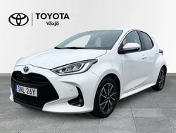 Vit Begagnad 2021 Toyota Yaris Hybrid Active Halvkombi | 209 000 kr (Marknadspris)
