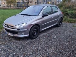 Grå Begagnad 2005 Peugeot 206 Halvkombi | 39 900 kr (Dyr)