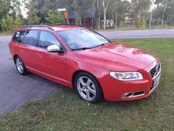 Röd Begagnad 2013 Volvo V70 R-Design Kombi | 70 000 kr (Marknadspris)