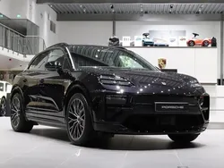 Svart Ny 2024 Porsche Macan Turbo SUV | 1 275 000 kr