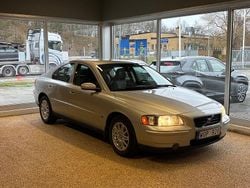 Grå Begagnad 2005 Volvo S60 Kinetic Sedan | 37 900 kr (Marknadspris)
